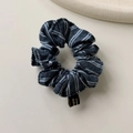 Vue détaillée du chouchou rayé bleu marine avec étiquette tissée Made in Korea - Rayure Marine