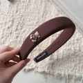 Gros plan d'un serre-tête en tissu marron avec un petit ours en peluche et étiquette faite main - Serre-tête Large Café