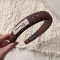 Gros plan du chouchou marron à pois avec étiquette faite main et bordure dentelle - Bandeau à Pois