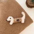 Detalle de pinza de pelo de perro salchicha de felpa con botones de madera vintage - Pinza de Pato de Fieltro de Lana Blanca