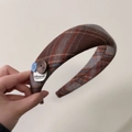 Dettagli della trama del cerchietto autunnale a quadri con bottoni vintage ed etichetta - Cerchietto con Bottone Blu