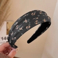 Dettaglio ravvicinato della trama del tessuto e del motivo floreale vintage sul cerchietto - Stile Texturizzato Floreale