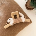 Detalle de pinza para el pelo de peluche con diseño de perro y textura tejida color beige - Pinza de Pelo de Fieltro de Lana Café