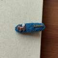 Detalle del clip BB de punto azul oscuro con motivo de perrito marrón y etiqueta Handmade - Estilo Cachorro Azul