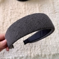 Primer plano detallado de la diadema de punto gris oscuro con textura de tela premium - Gris