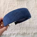 Primer plano de la diadema de punto grueso azul marino con textura de tela vaquera gruesa - Azul