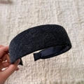 Primer plano de una diadema de punto gris carbón con tela texturizada y forro suave - Negro