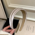 Detailansicht gepolstertes Satin-Haarband in Champagner mit rutschfestem Futter - Cremeweiß