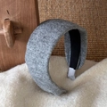 Detalle de la diadema de lana gris con forro antideslizante negro y bordes de cinta suave - Gris claro