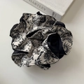 Detail eines französischen Vintage-Haargummis mit schwarz-weißem Toile-de-Jouy-Muster - Tailliertes Scrunchie