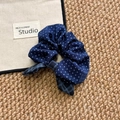 Chouchou bleu marine à pois avec nœud à carreaux sur un fond texturé rustique - Chouchou à Nœud à Pois Plaid Bleu Foncé (发圈A款)