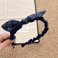 Détail d'un serre-tête bleu à carreaux et pois montrant la texture et le nœud en tissu - Serre-tête à Nœud Épissé à Pois Plaid (发箍A款)