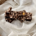 Detail einer Haarklammer mit Leopardenmuster und einem goldenen Hand Made Emblem - Schleife Bananenspange