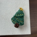Close-up of a handmade crochet Christmas tree hair clip with golden bead decorations - Christmas Gold Bead Tree