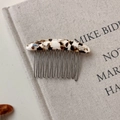 Dettaglio del pettine per capelli in acetato tartarugato color crema con denti in metallo - Marrone Beige