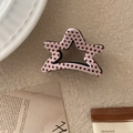 Dettaglio di una pinza per capelli a stella rosa con pois marroni su sfondo curato - Pois Rosa