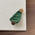 Detailansicht einer handgehäkelten Weihnachtsbaum-Haarspange mit goldenem Sterndesign - Gelber Stern Weihnachtsbaum