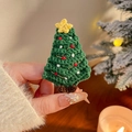 Détail de la pince à cheveux sapin de Noël au crochet fait main avec étoile festive - Sapin de Noël Vert Foncé