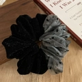 Elegante elastico per capelli in velluto e mesh a pois su sfondo decorativo di libri vintage - Nero con Rete Grigia