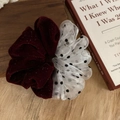 Dettaglio dell'elastico per capelli in velluto bordeaux e mesh a pois su legno - Elastico Rosso