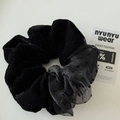 Dettaglio dell'elastico in velluto nero con paillettes luccicanti e rete a pois - Velluto Nero e Rete Nera