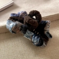 Dettaglio ravvicinato della pinza per capelli in peluche marrone con accenti in tessuto scozzese - Grigio Blu