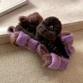 Macro di una pinza per capelli in peluche con dettagli in filato marrone scuro e viola - Viola Marrone