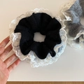Dettaglio dell'elastico per capelli in maglia grigia con bordi in pizzo bianco - Nero