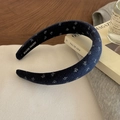 Detailaufnahme des dunkelblauen floralen Schwamm-Stirnbands mit Hand Made Webetikett - Blau