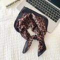 Elegante bufanda de seda con estampado de leopardo para mujer en escritorio minimalista - Leopardo Café Oscuro