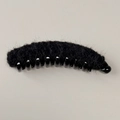 Dettaglio del fermaglio a banana in pelliccia sintetica nera con denti in plastica sicuri - Nero Feltro