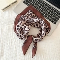 Primer plano de bufanda de seda vintage con estampado de leopardo y bordes marrones en tela - Beige Café Leopardo