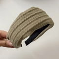 Dettaglio della fascia in maglia marrone con trama a treccia e fodera interna antiscivolo - Verde