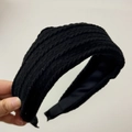Détail de ce bandeau tricoté noir épais avec une texture de tissage torsadé élégante - Noir