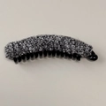 Dettaglio del tessuto tweed con motivo leopardato bianco e nero su questo fermaglio - Puntinato Nero Bianco