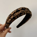 Dettaglio del cerchietto leopardato con tessuto testurizzato e design largo per volume - Stile Texturizzato