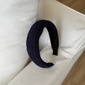 Détail d'un serre-tête noir en grosse maille torsadée avec texture douce et épaisse - Bleu Marine