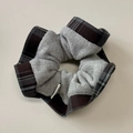 Dettaglio di un elastico in maglia grigia e tessuto scozzese marrone con texture - Scrunchie Plaid Grigio