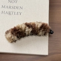 Détail de la pince banane en fausse fourrure pelucheuse marron et beige pour l'hiver - Marron Café