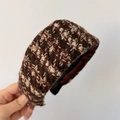 Dettaglio della trama del cerchietto in tweed con trama marrone, beige e raso - Stile Retrò Britannico Imbottito / Caffè Scuro