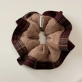 Dettaglio dell'elastico scrunchie in maglia a quadri con etichetta fatta a mano - Scrunchie scozzese caffè