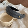 Detalle de textura de diadema ancha gris oscuro con tela de espiga y etiqueta dorada - Estilo de espiga gris