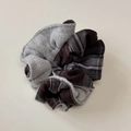 Dettaglio di un elastico per capelli in maglia con trama grigia e motivo a quadri - Stile Cinturato Plaid Grigio