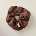 Gros plan détaillé d'un chouchou fait main avec un tissu tissé à carreaux vintage gris - Chouchou Plaid Brun