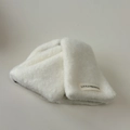 Dettaglio del morbido tessuto peluche bianco e dell'etichetta Little Freshness sulla clip - Bianco Sporco