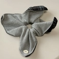 Dettaglio di elastico per capelli in maglia con motivo a quadri grigi e bottone BOTANI - Stile Sciarpa Plaid Grigio