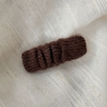 Détail de la texture en tricot doux et du tissu en peluche marron foncé de la pince à cheveux - Café Foncé