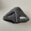 Dettaglio del berretto in maglia peluche grigio scuro con etichetta logo bianca minimale - Grigio