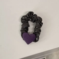 Dettaglio di un elastico per capelli floreale grigio scuro con cuore in tessuto viola - Elastico per Capelli a Cuore Viola