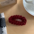Détail de pince à cheveux en laine tricotée bordeaux avec texture vintage et clip BB métal - Bordeaux